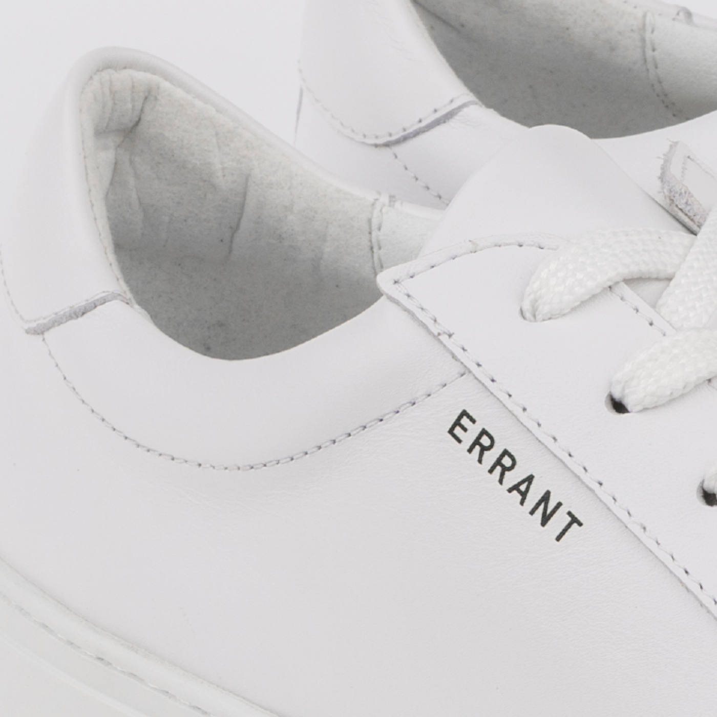 Hvide sneakers med mærket "ERRANT".