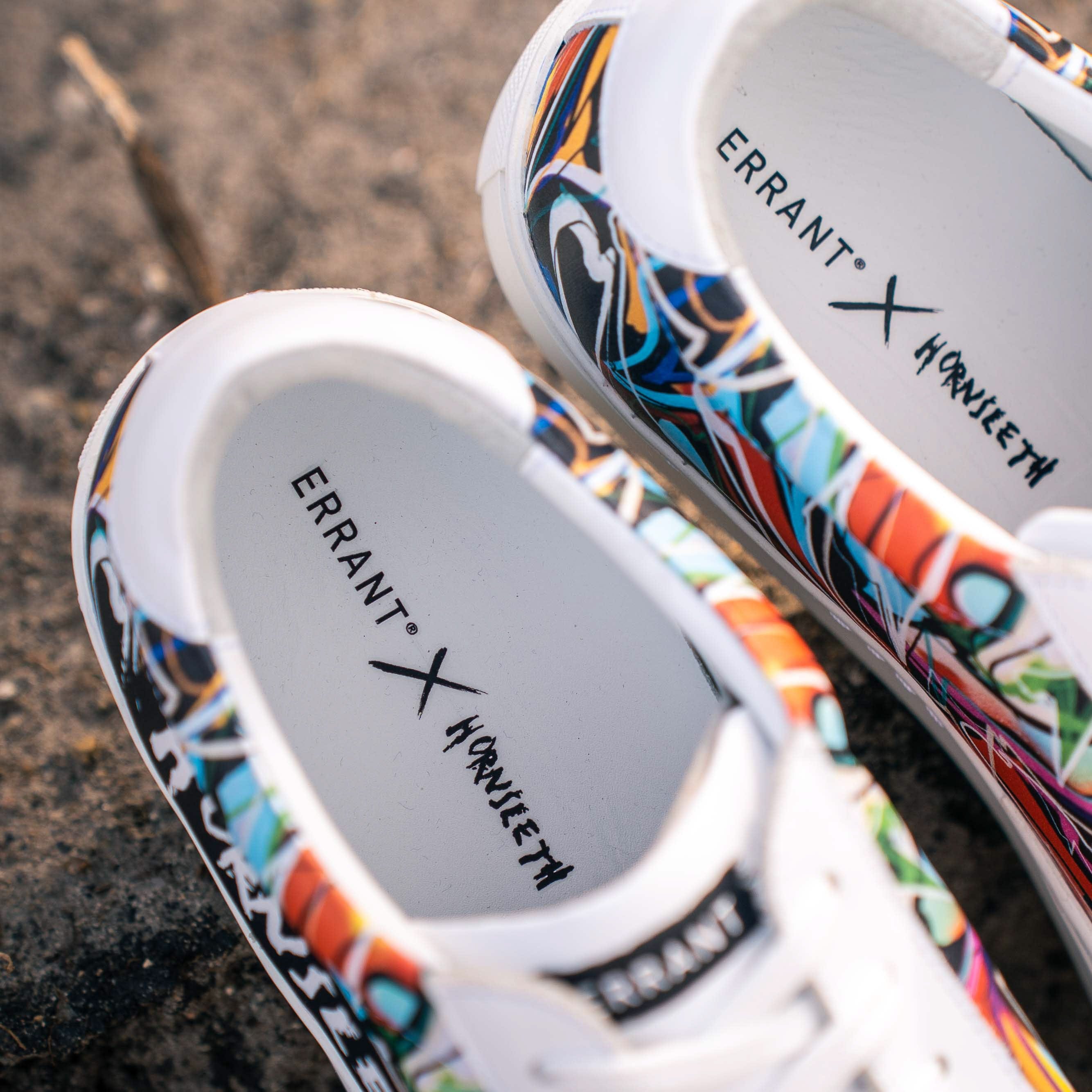 Billedet viser et par farverige sneakers med teksten "ERRANT X HORNSETH" på indersålen.