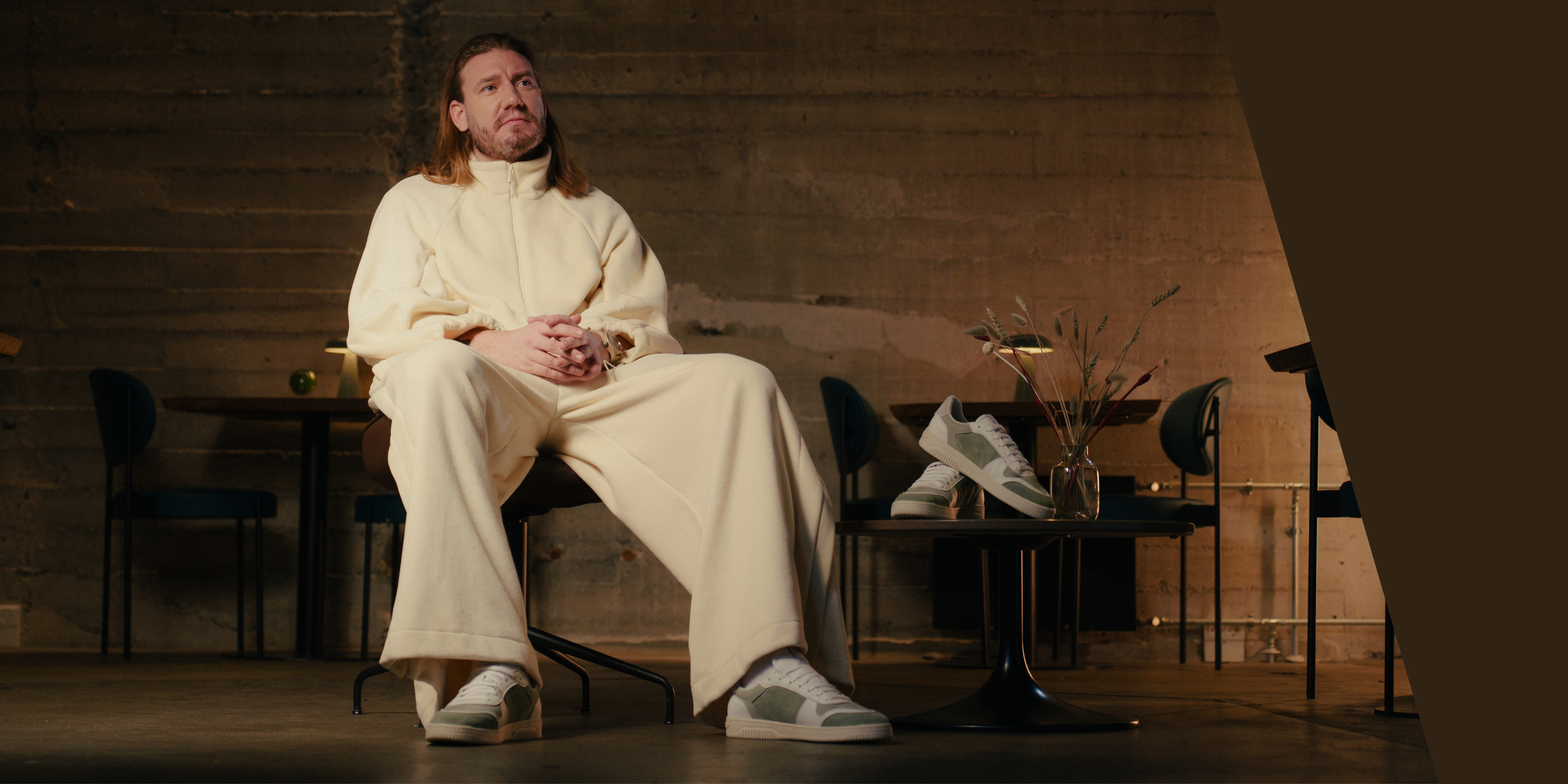 Nicklas Bendtner sidder i stol med Low Sneaker - Sage Green på