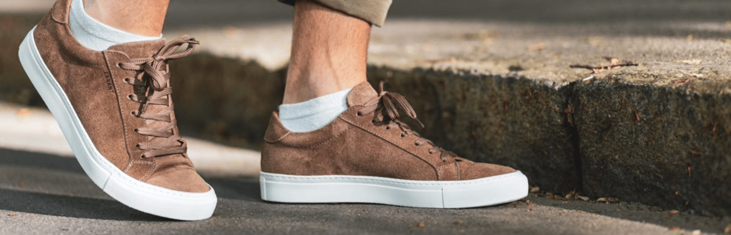 Brune sneakers på fortov.