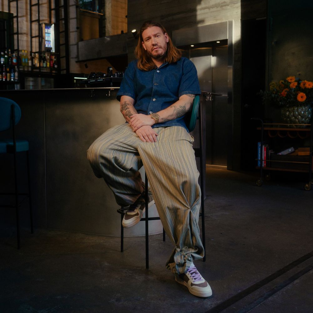 Nicklas Bendtner sidder i stol med Low Sneaker - Dusty Brown på