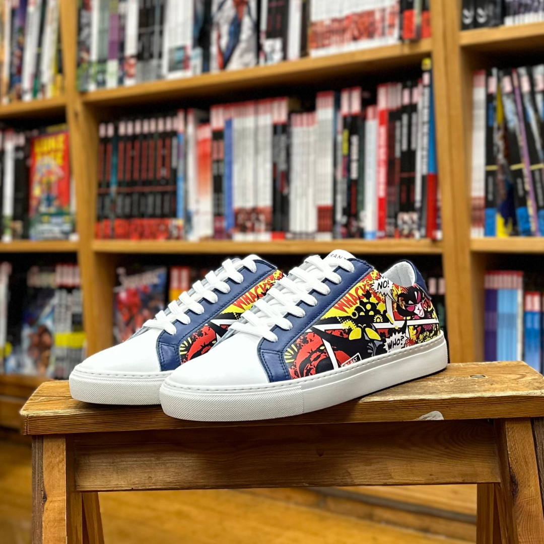 Errant x Fantask sneakers på en skammel med bogreol i baggrunden