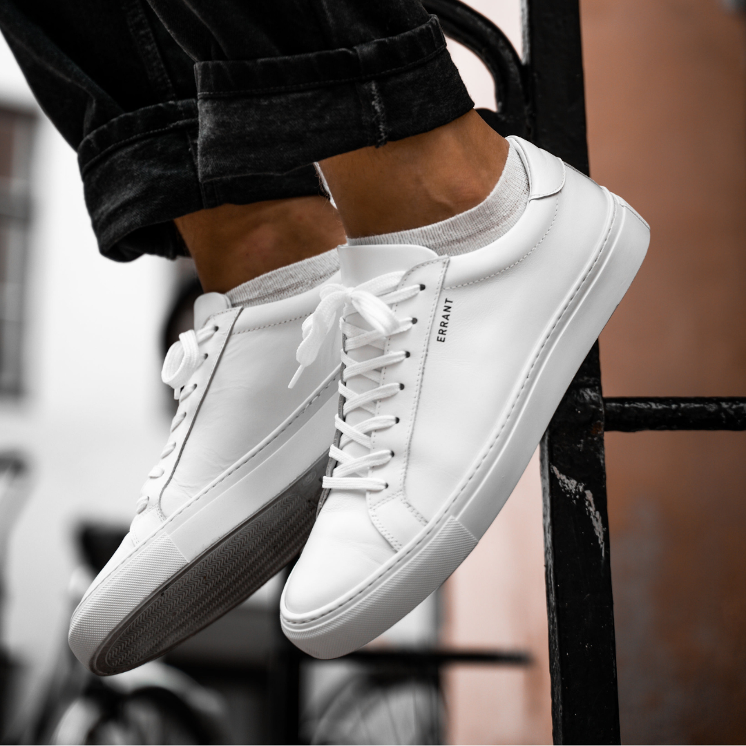 En person iført hvide sneakers.