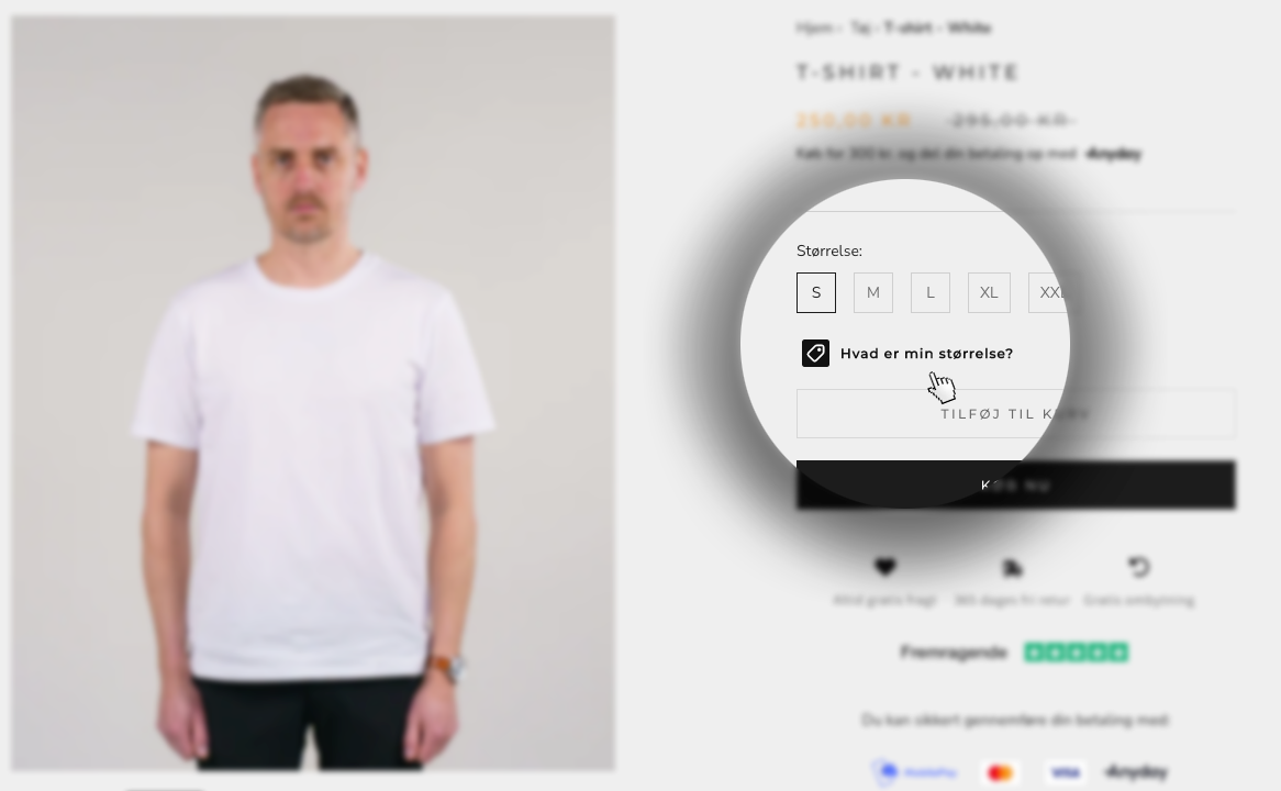 Mand i hvid t-shirt. Cursor peger på størrelsesvalg på en webshop.