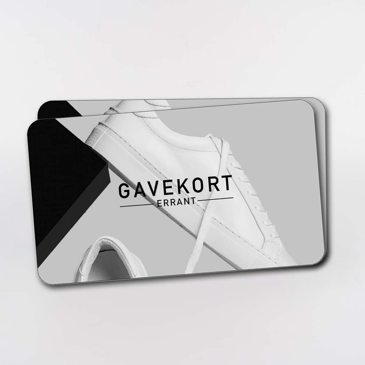 Billedet viser to gavekort med et minimalistisk design. På gavekortene er der et billede af en hvid sneaker og teksten "GAVEKORT ERRANT" i sort skrift. Baggrunden er grå og sort.