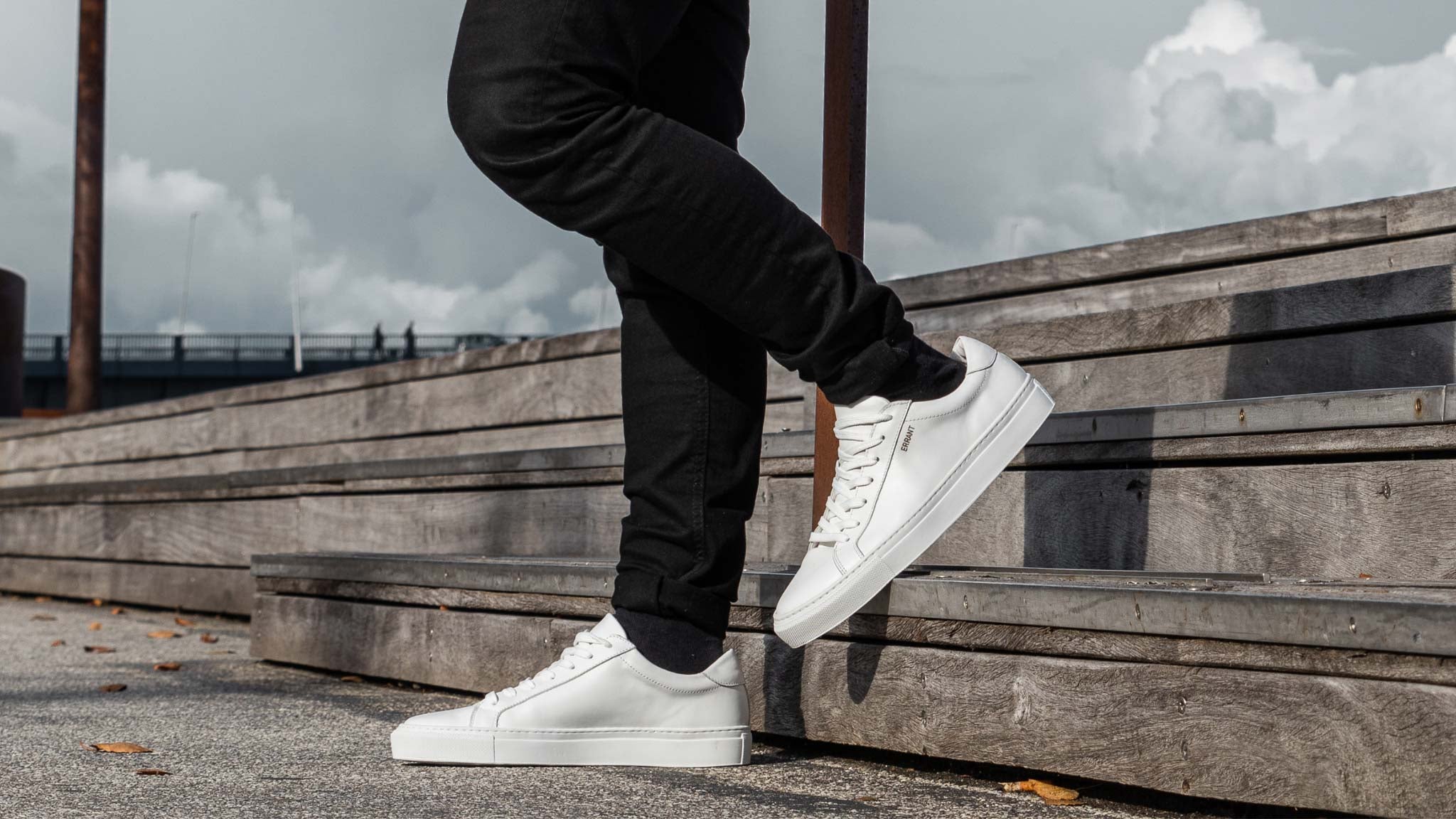 Model med hvide Errant sneakers 