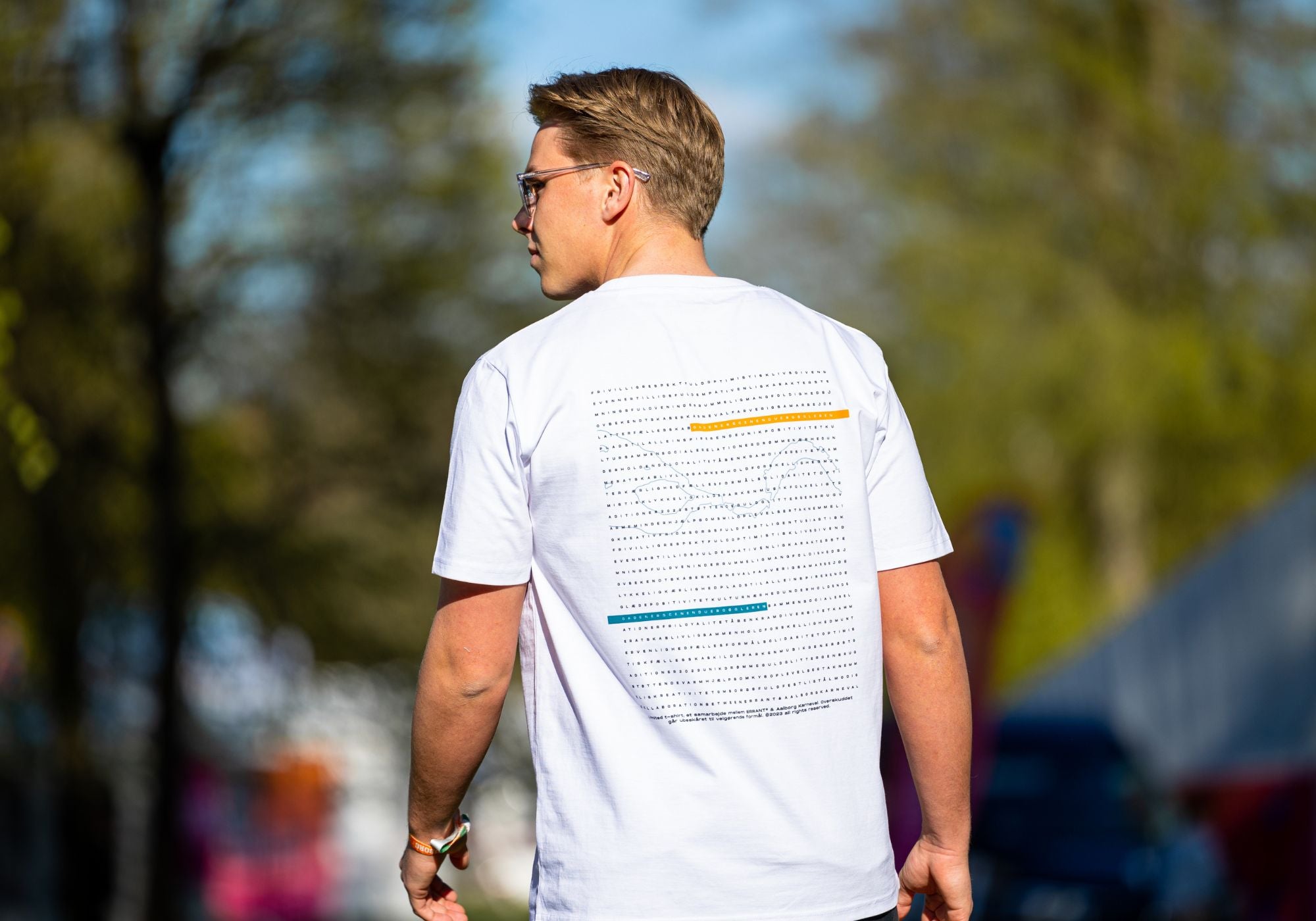 Mand set bagfra iført Errant X Aalborg Karneval t-shirt med natur i baggrunden 