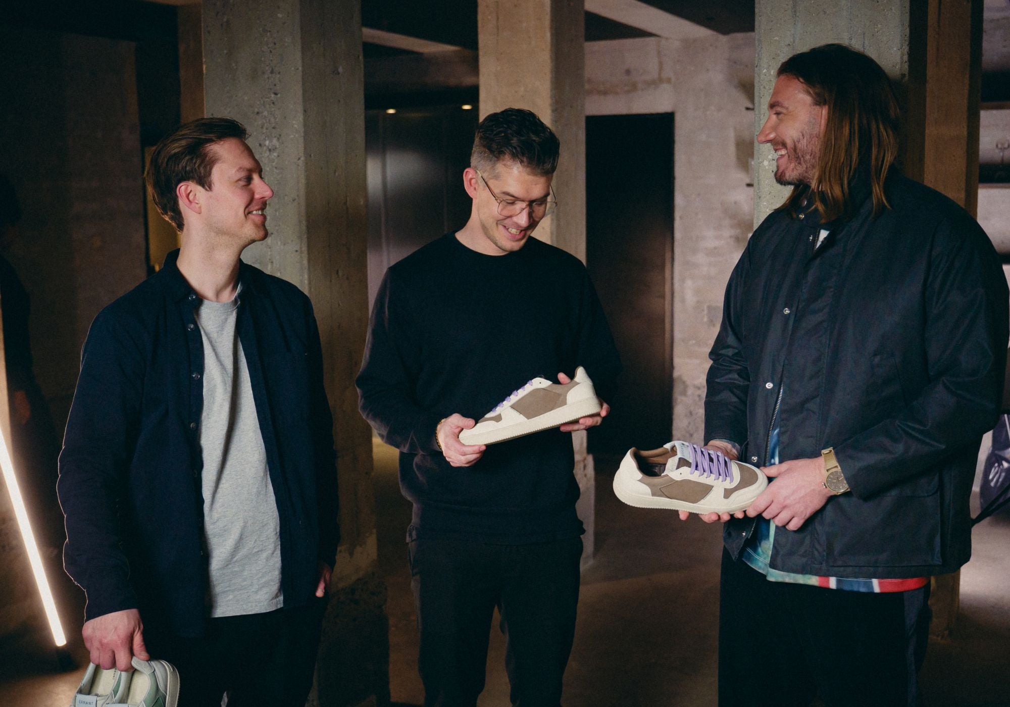 Mads og Christian står sammen med Nicklas Bendtner med Errant X Bendtner sneakers i hænderne