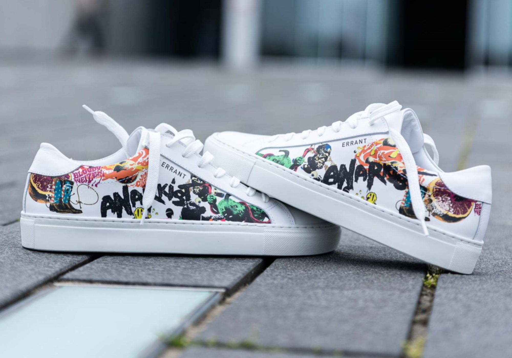 To Errant X Anerkist sneakers står op ad hinanden udenfor 