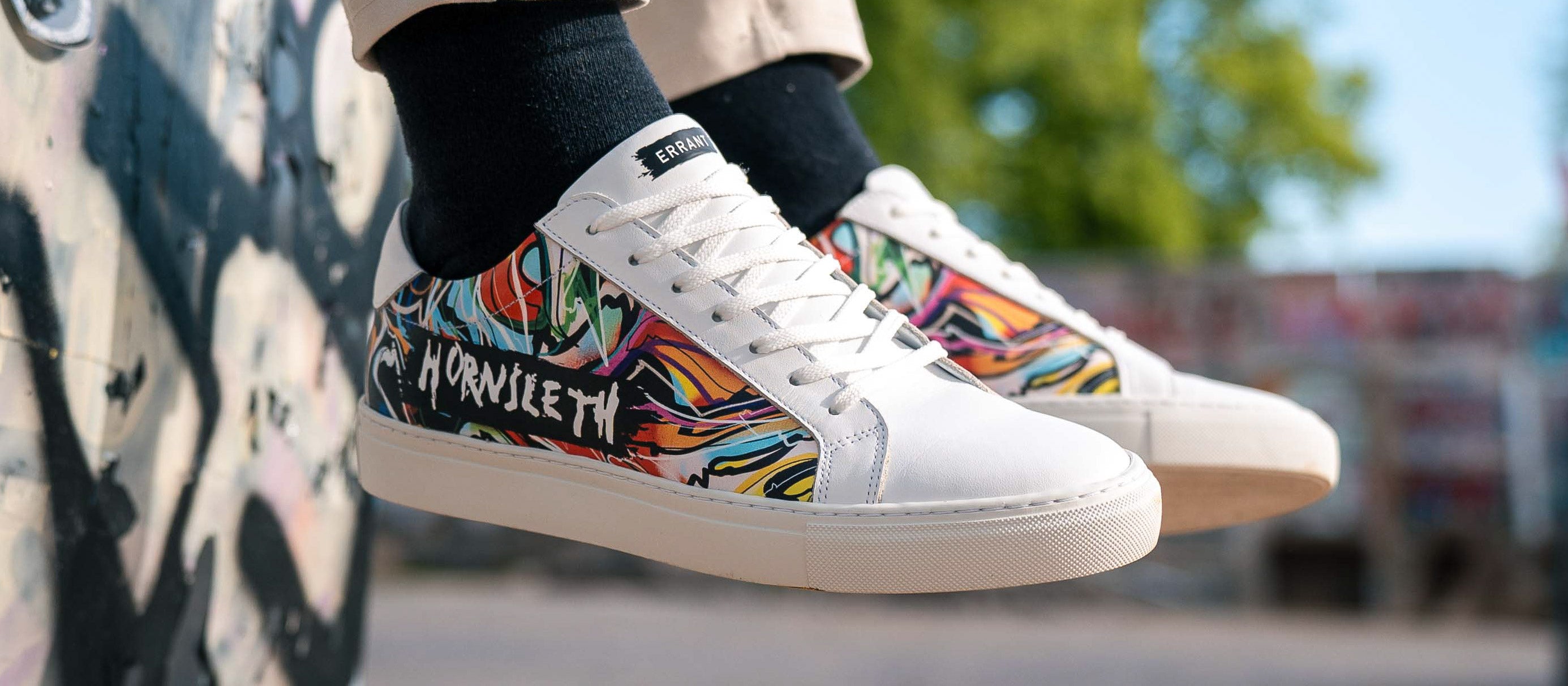 Person iført farverige sneakers.