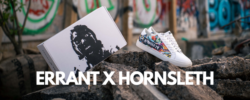 ALT tekst: "ERRANT X HORNSLETH sko og æske på ru overflade."