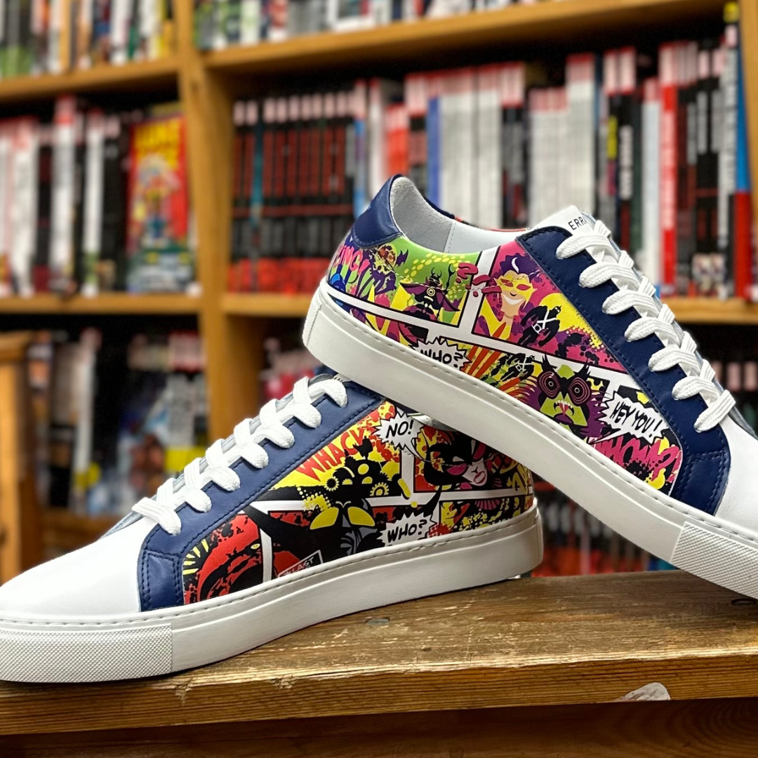 Errant x Fantask sneakers på en skammel med bogreol i baggrunden