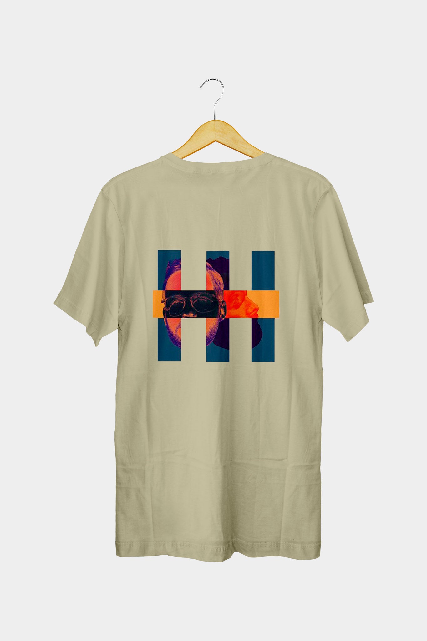 T-shirt med rund hals og klassisk pasform, featuring Maaneland albumcover print Metervarer Til En Drømmer på bagsiden og bandets logo foran.