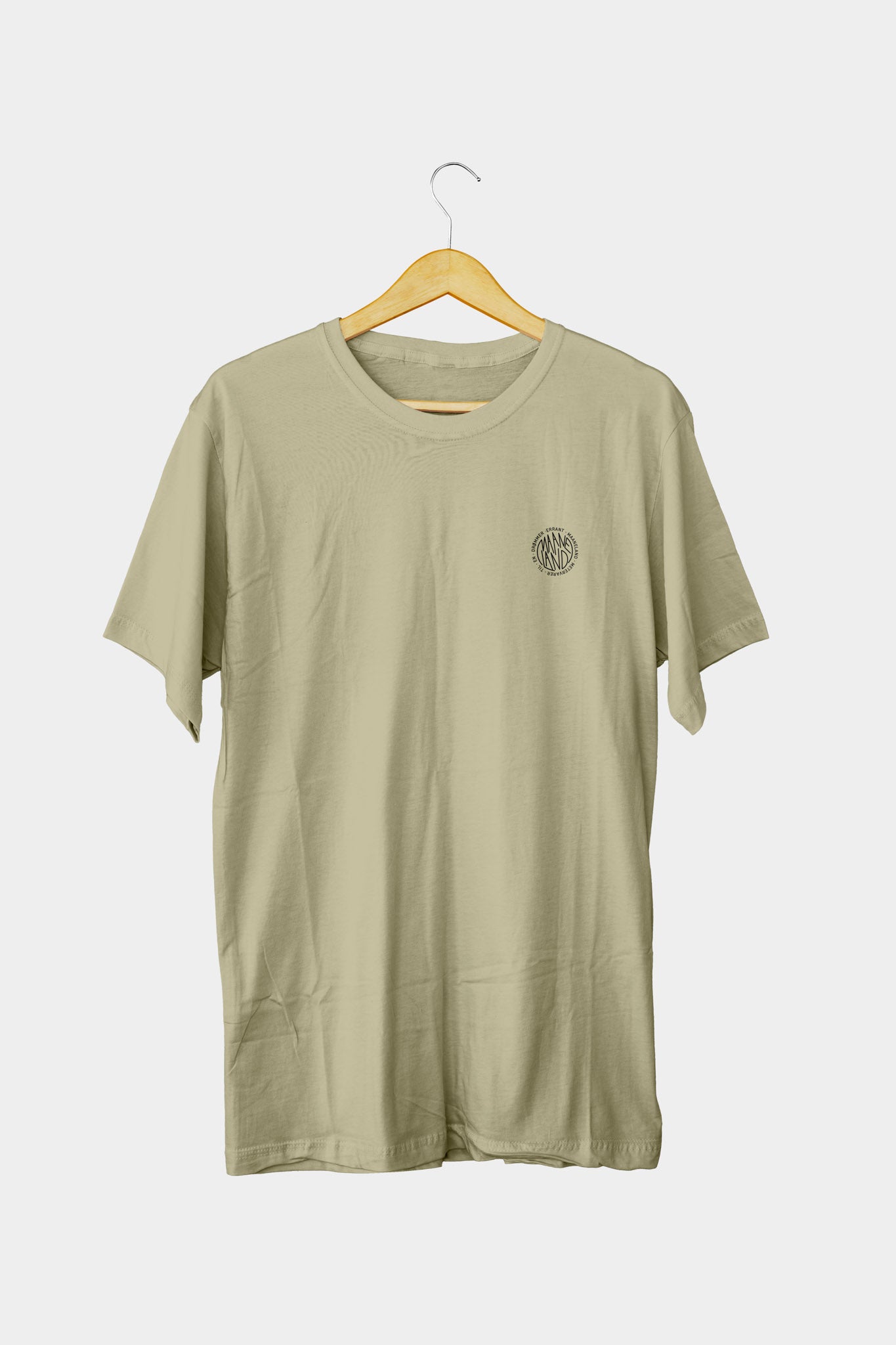 T-shirt på en bøjle med rund hals og klassisk pasform, med Maaneland og Errant logo samt teksten Metervarer Til En Drømmer.