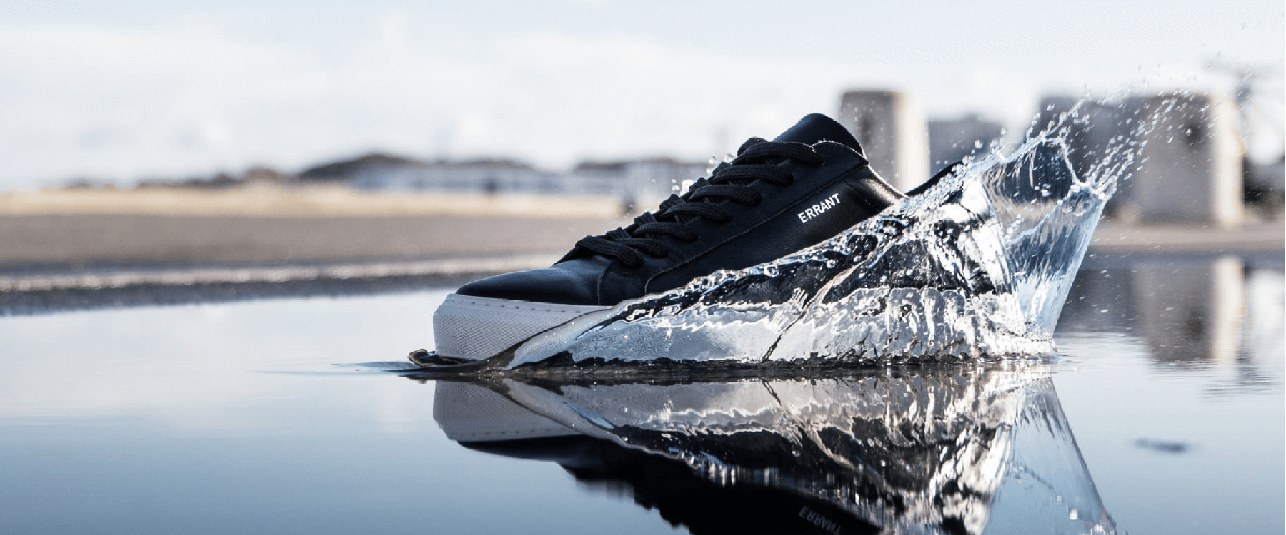 Sort sneaker sprøjter vand.