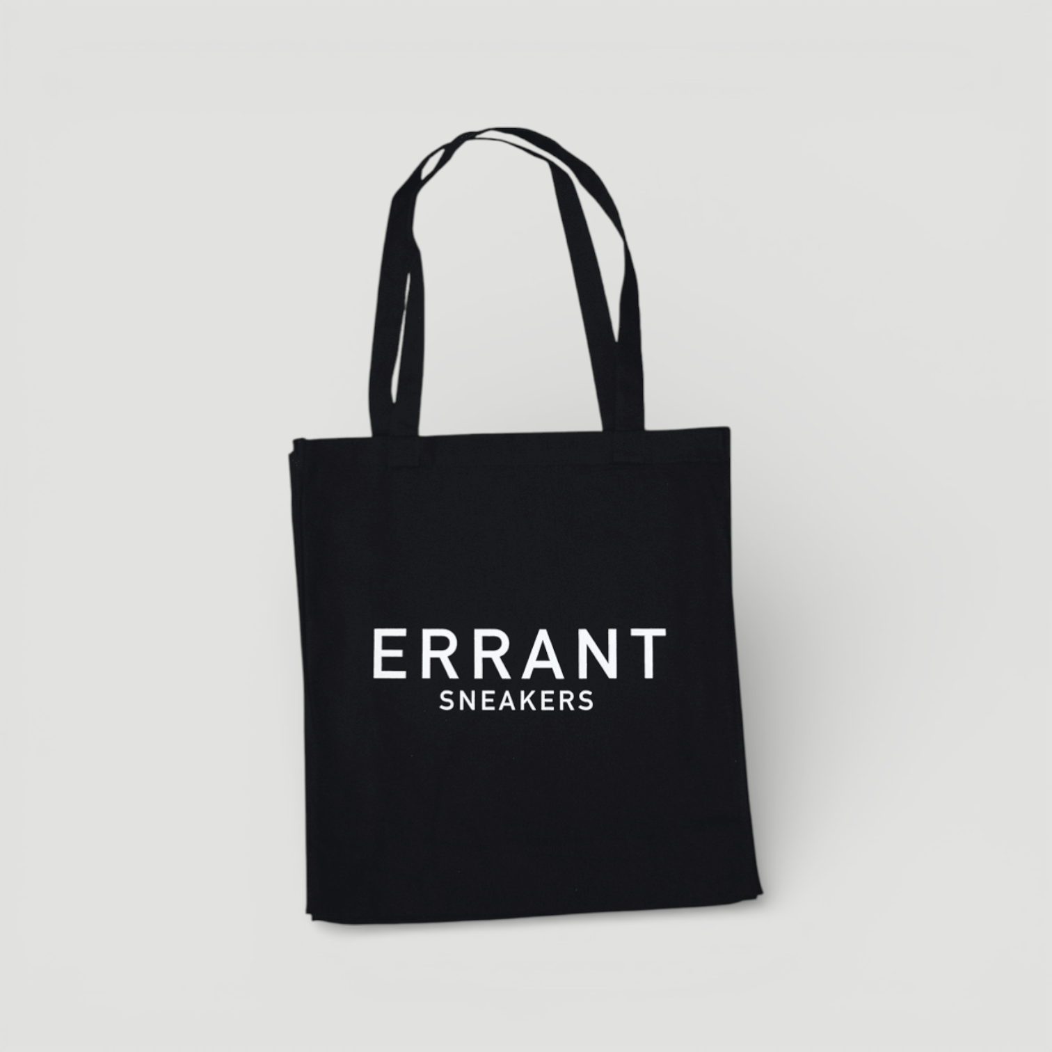 Sort mulepose med teksten "ERRANT SNEAKERS" trykt i hvidt på forsiden.