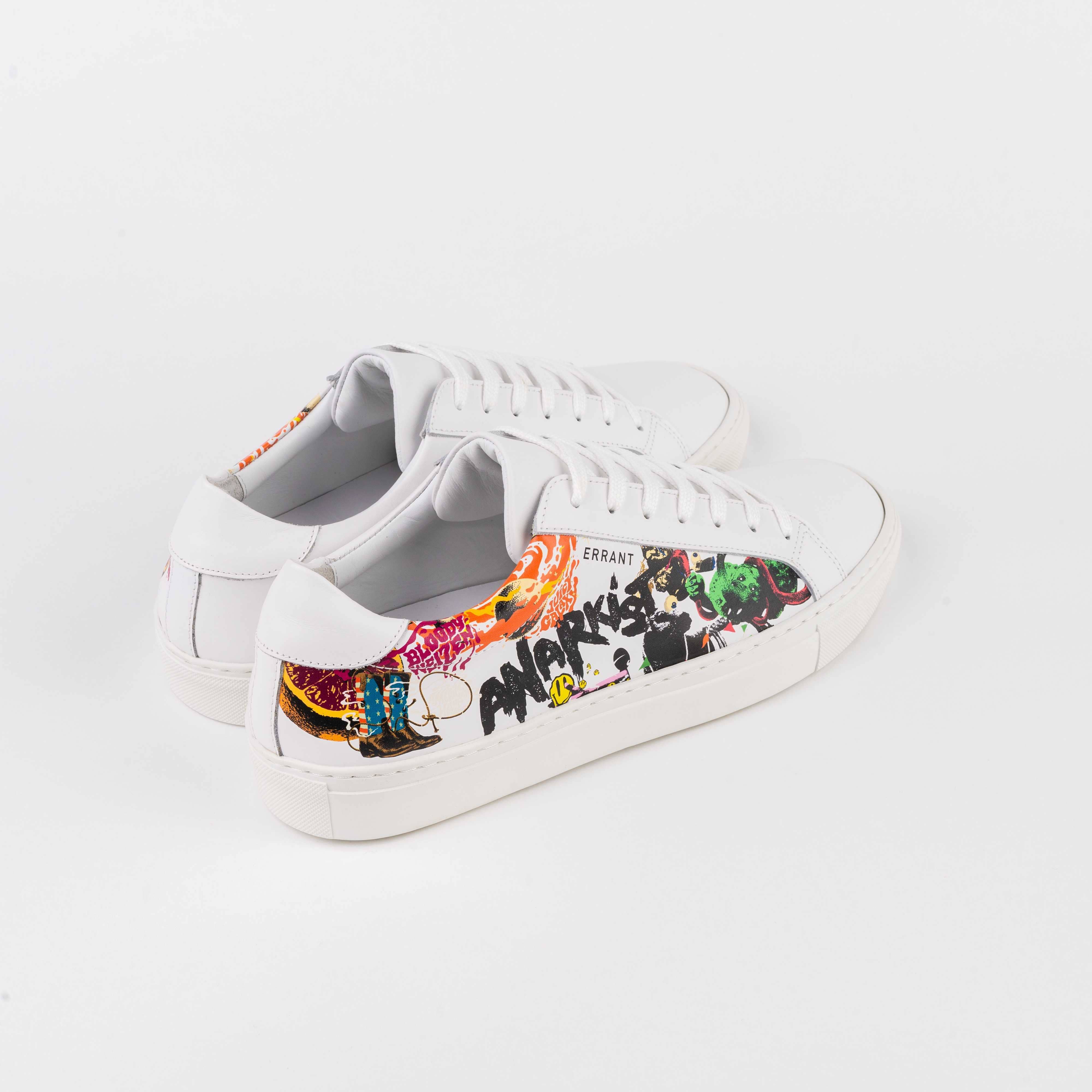 Dette billede viser et par hvide sneakers med farverige, grafiske detaljer på siderne.