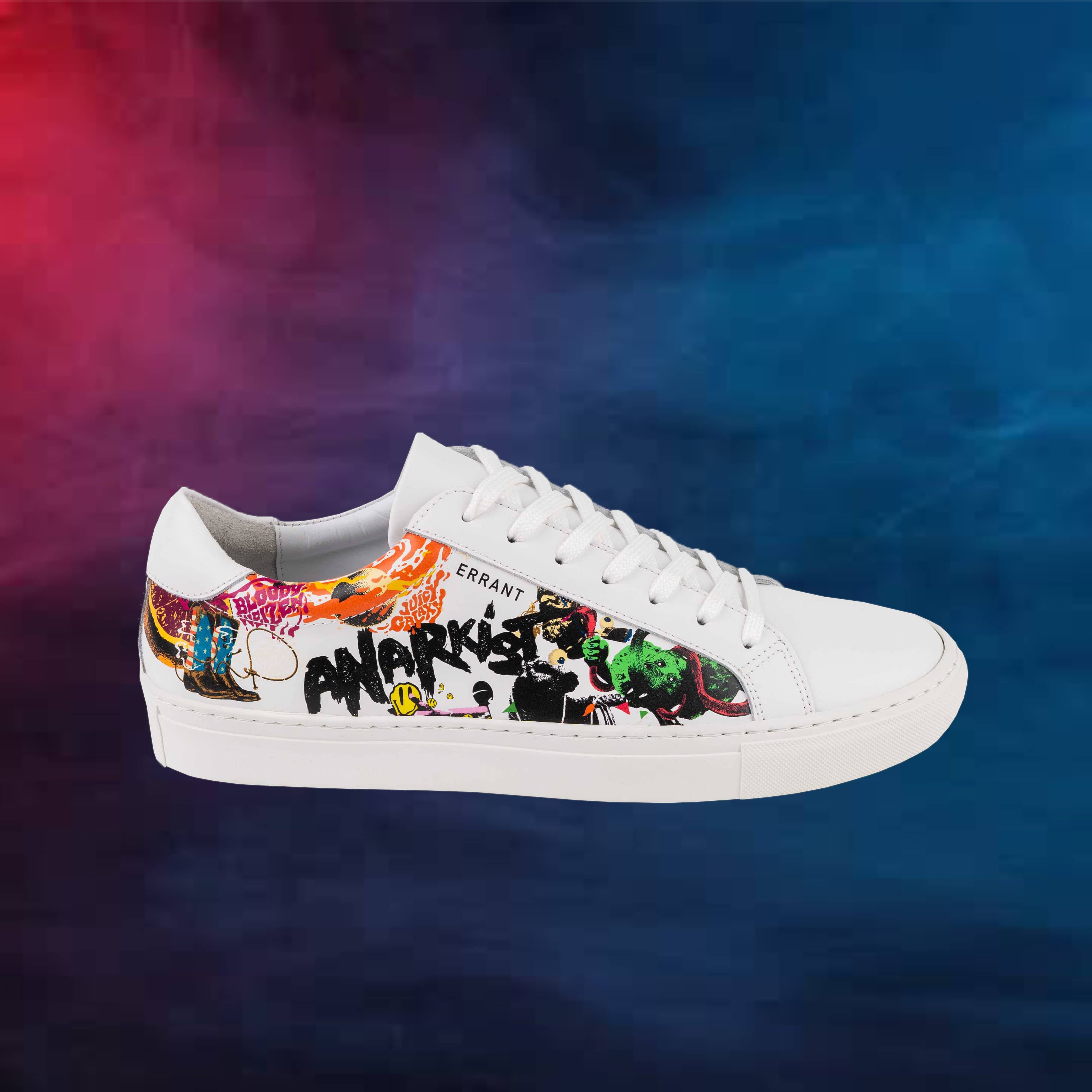 Billedet viser en hvid sneaker med farverigt graffiti-design på siden, mod en blå og rød baggrund.